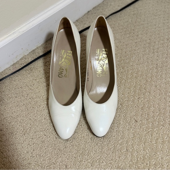 Vintage 90s Salvatore Ferragamo White Leather Pumps - Picture 9 of 11